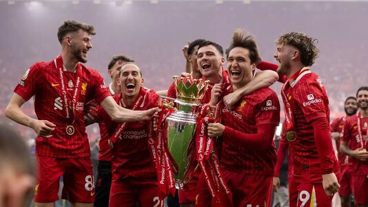 Conor Bradley, Andy Robertson, Federico Chiesa.jpg