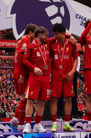 Harvey Elliott and Wataru Endo pl-trophy-lift-26052025-10_.jpg