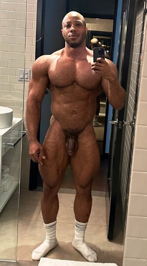 hot hunk 02, @itstylerreese on twitter.jpg