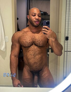 hot hunk 03, @itstylerreese on twitter.jpg