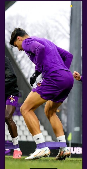 هههه حجمها ودي انام تحتها🍑🍑🔥🔥🔥👅 فيصل.jpeg