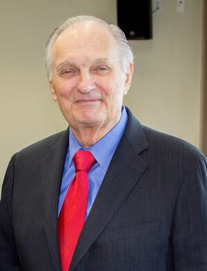 Alan_Alda_(22499650074)_(cropped).jpg