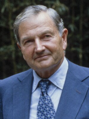 David_Rockefeller,_1984_(cropped).jpg