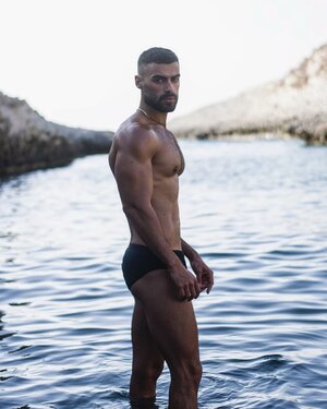 • 🄻🄾🄾🄺 🄰🅃 🄼🄴 ___._._#speedo #beach #travel #swimwear #sea #tanned #muscles.jpg