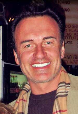 Julian_McMahon_Dec_2011_(cropped).jpg