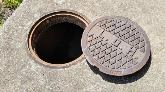 Open_Manhole_and_Cover_Mid-City_New_Orleans.jpg