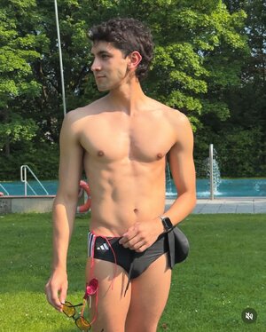🏊_♂️💦 Dive in, breathe deep, flex harder. fran.saaantos is making waves in and out of the pool.jpg