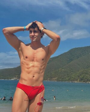 🏊_♂️💦 Dive in, breathe deep, flex harder. fran.saaantos is making waves in and out of the pool...jpg