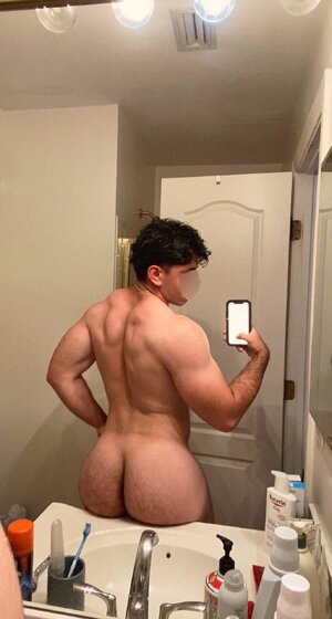 gay-bodybuilder-with-a-bubble-butt-qm2iOd.jpg