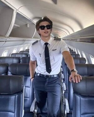 Con un piloto así quién no quisiera ser aeromoza 🔥👀.jpeg