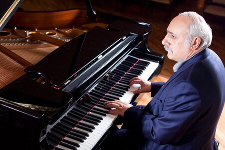 2560px-Eldar_Mansurov_piano-2.jpg