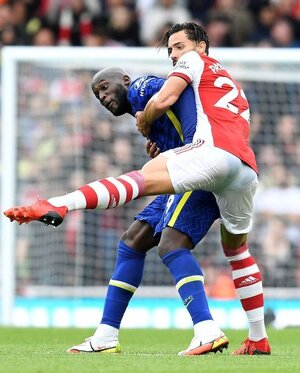 Romelu Lukaku vs Pablo Mari 2021.jpeg