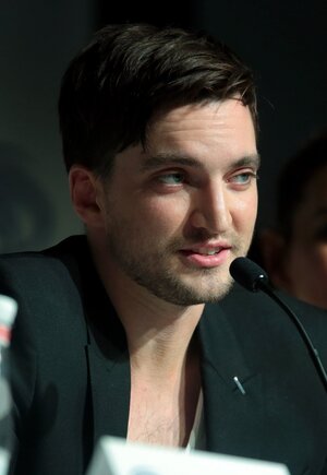 1200px-Richard_Harmon_by_Gage_Skidmore.jpg