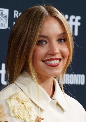 Sydney_Sweeney_at_the_2024_Toronto_International_Film_Festival_(cropped_2).jpg