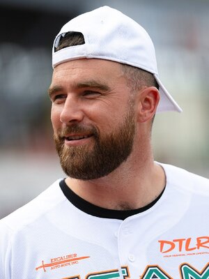 Travis_Kelce_(53790185007)_(cropped).jpg