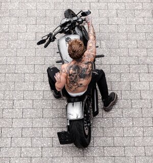 DohmenSamuelbyLenaCharlwood-biker-4.jpg.091d89d60db54179364190d42e413d28.jpg