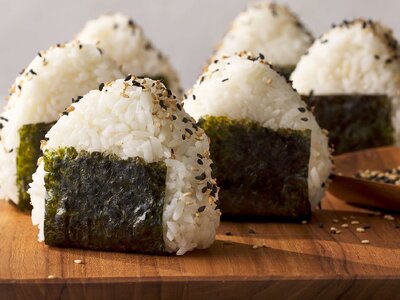 140422-onigiri-japanese-rice-balls-ddmfs-Beauty-3x4-1-aa650c90910247d086e22c57b8402367.jpg