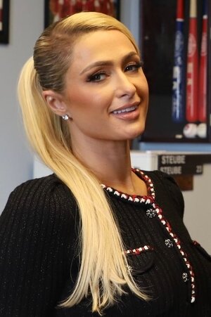 Paris_Hilton_at_the_US_Capitol_(cropped).jpg
