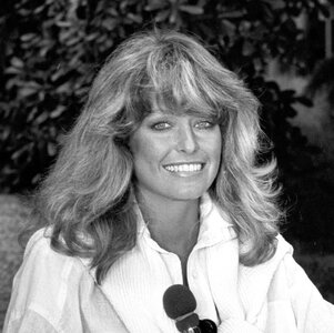 the-actress-farrah-fawcett-in-interview-in-cannes-with-news-photo-1678892995.jpg