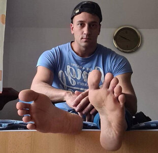 big_male_feet_by_racer5678_dfv7z6i-fullview.jpg