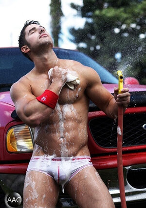 Car-wash-man-Sprays-700x.jpg