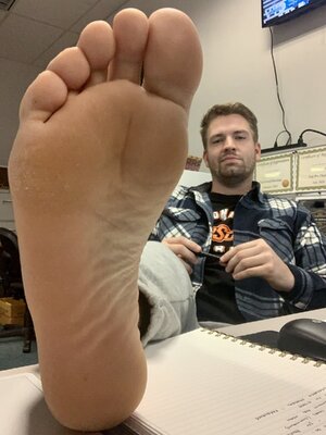 big_male_foot_by_racer5678_dfsa8a4.jpg