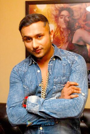 Yo_Yo_Honey_Singh_in_a_studio,_2012.jpg