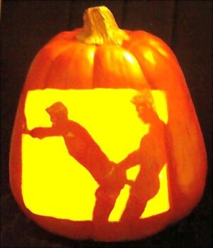 halloweencarving.jpg.758cc772f9b5dc3512011b12680156ca.jpg
