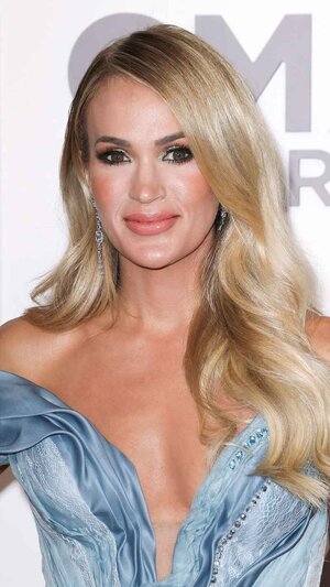 Carrie-Underwood-CMAs-2022-Red-Carpet-Fashion-05.jpg