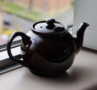Black_tea_pot_cropped.jpg