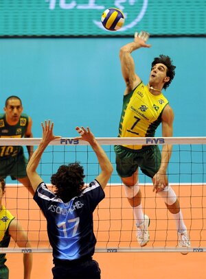 Gilberto-Godoy-Filho-ball-Brazil-Argentina-volleyball-2007.jpg