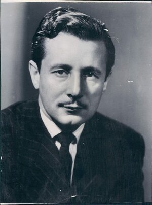 Oleg_Cassini_1955.jpg