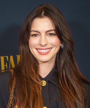 Anne_Hathaway_at_The_Apprentice_in_NYC_03_(cropped2).jpg