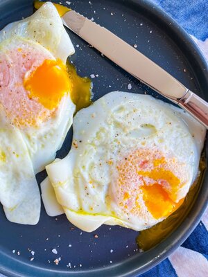How-to-Make-Over-Easy-Eggs-1-scaled.jpg