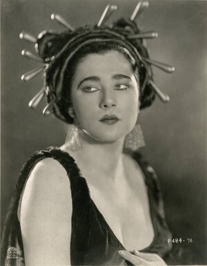 Nita_Naldi,_silent_film_actress_(SAYRE_7723).jpg