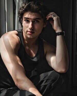 Actor Charlie Evans (@charliebluejay), fast-rising star of Leave the World Behind and Paradise, .jpg