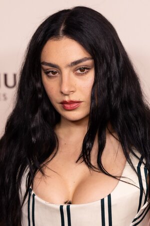 Charli_XCX-4059_(cropped).jpg