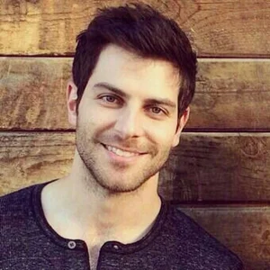 B8dfe93dbfa6ef5921e3f4c985ec1ee2--david-giuntoli-dream-guy.webp