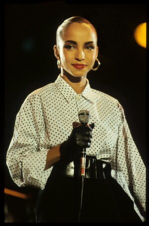 sade-performs-on-stage.jpg