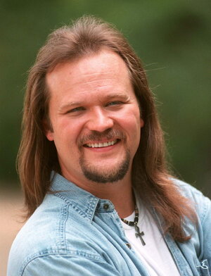 travis-tritt_002-1177x1536.jpg