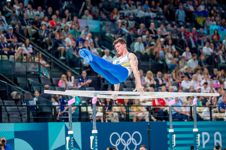 Illia_Kovtun_performing_in_the_men's_parallel_bars_final_at_Paris_2024.png