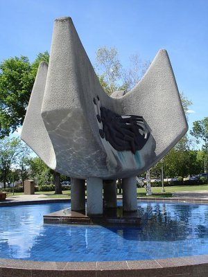 Brutalist_fountain_118b.jpg