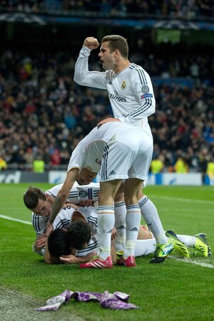 Isco (ground) Angel Di Maria (R), Alvaro Arbeloa (2ndR) Gareth Bale (L) and Nacho (on top).jpeg