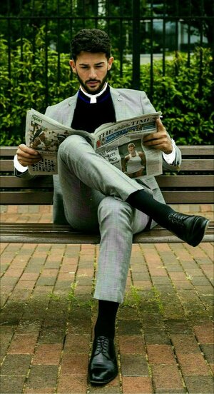 Sacerdote leyendo el periódico_.jpeg