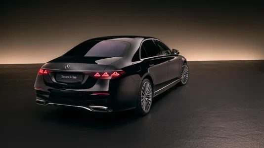 nun-mit-sternen-vor-allem-die-leuchtgrafik-wurde-am-heck-der-s-klasse-sichtbar-angepasst.webp nun-mit-sternen-vor-allem-die-leuchtgrafik-wurde-am-heck-der-s-klasse-sichtbar-angepasst.webp