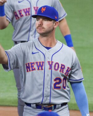 Pete_Alonso_fist-bumps_teammates_during_introductions,_March_30,_2023_(cropped).jpg