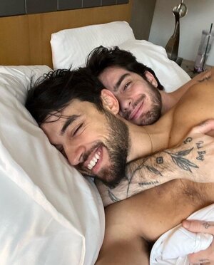 A veces, alguien tiene que cuidar de ti__Y a veces ese alguien eres tú._#unamorgay.jpg