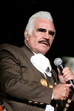 Vicente_Fernández_-_Pepsi_Center_-_06.11.11.jpg