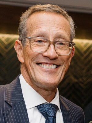 Richard_Quest_in_2024_(cropped).jpg