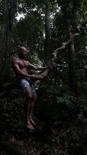 Arni Strong Gjpqg5VXAAAnu1g.jpg